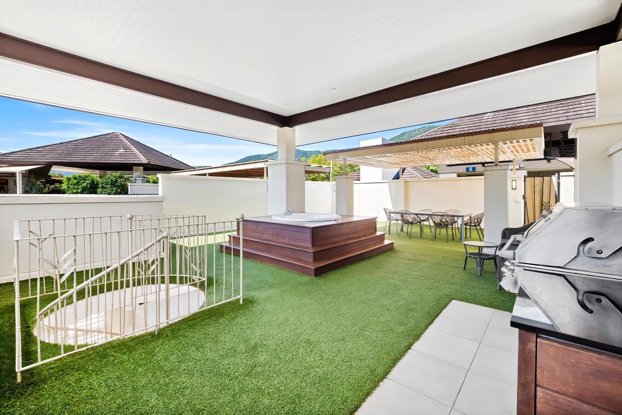 Private Apartments In The Temple Beachfront Resort Palm Cove Quarto foto
