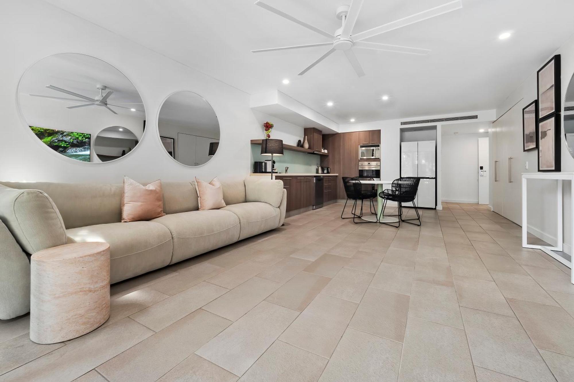Private Apartments In The Temple Beachfront Resort Palm Cove Quarto foto