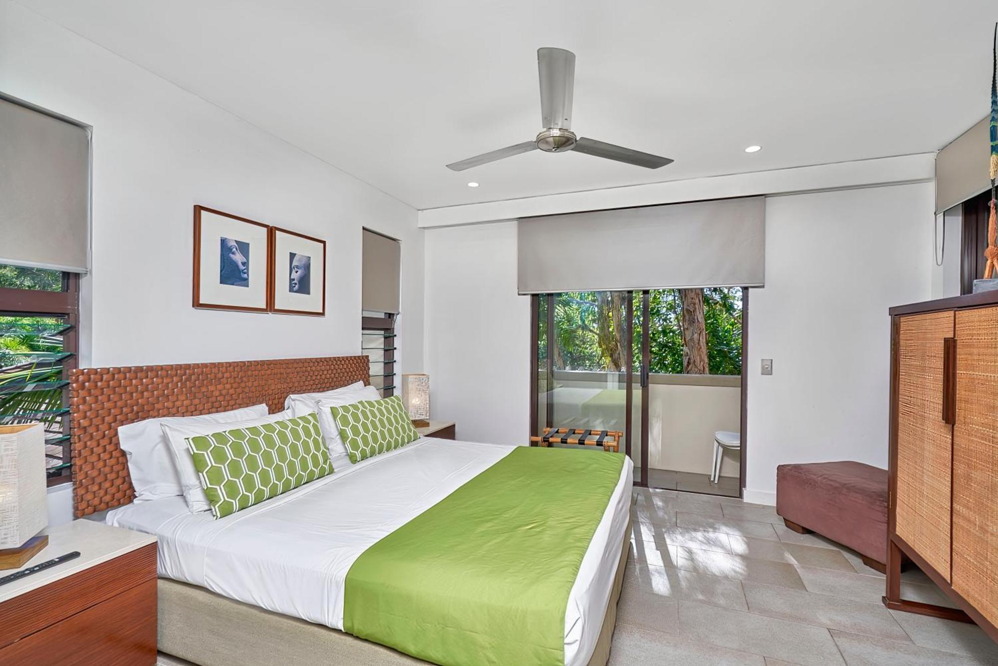 Private Apartments In The Temple Beachfront Resort Palm Cove Quarto foto