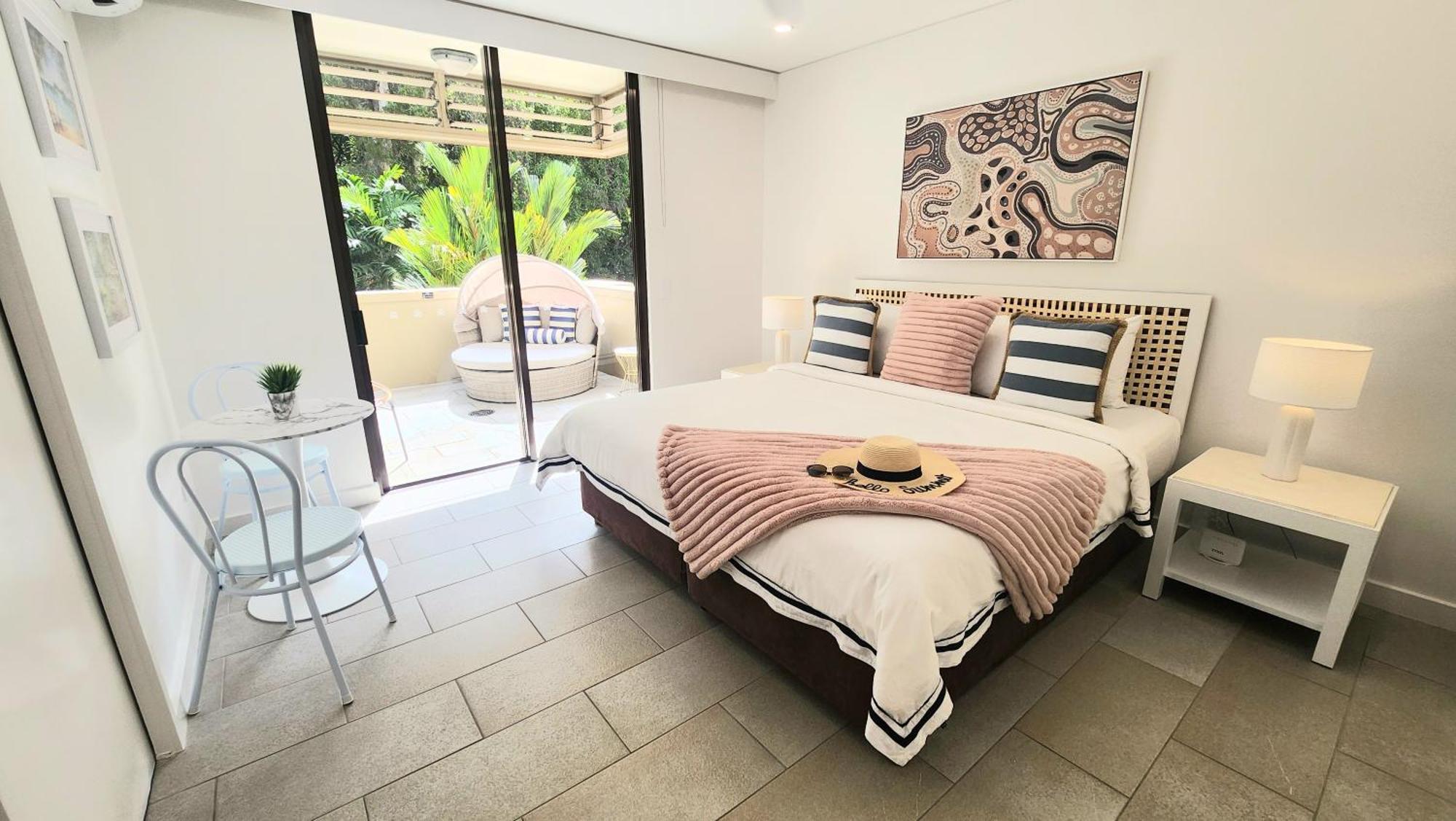 Private Apartments In The Temple Beachfront Resort Palm Cove Quarto foto